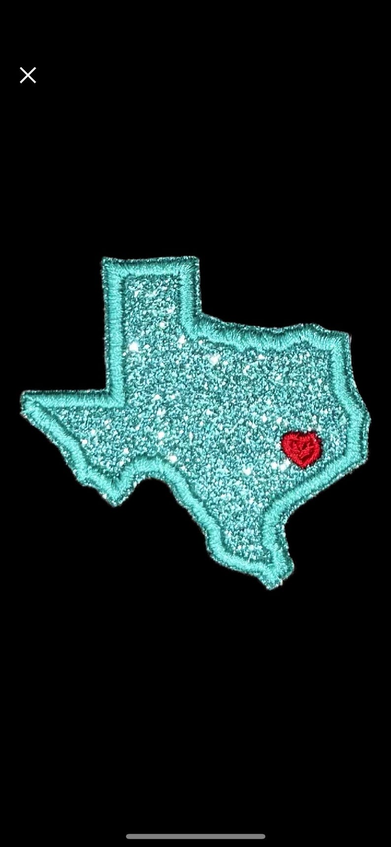 Pu&ograve; includere: Un contorno di glitter turchese dello stato del Texas con un cuore rosso al centro.