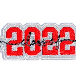 Puede incluir: Parche bordado rojo y blanco con el texto "2022" en negrita, delineado con purpurina plateada. Las palabras "class of" están escritas en cursiva negra, centradas debajo de los números.