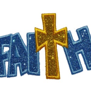 Puede incluir: Letras de fieltro azul que deletrean "FAITH" con una cruz dorada de purpurina en el centro.
