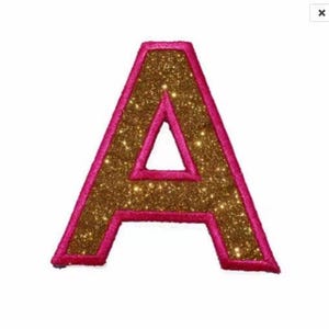 Könnte beinhalten: Ein dekorativer Aufnäher in Form des Buchstabens "A". Der Buchstabe ist mit goldenem Glitzer gefüllt und mit einem leuchtend rosa Rand umrandet. Der Aufnäher hat einen dreieckigen Ausschnitt in der Mitte.