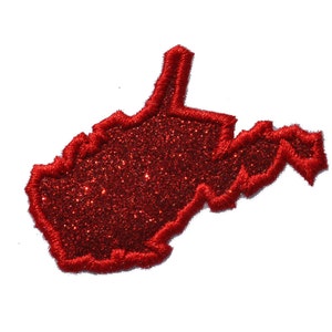 Könnte beinhalten: Roter Glitzer-Aufnäher mit der Umrissform des Bundesstaates West Virginia. Der Aufnäher ist aus Filz und hat eine rote Glitzer-Oberfläche.