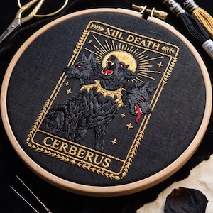 Cerberus borduurpakket – Gotische tarotkaart, mythologische hond, doe-het-zelf, Dark Academia decoratie