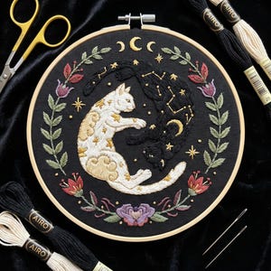 Broderikit med himmelsk katt – Yin Yang svartvitt kattungepyssel, väggkonst med månstjärna