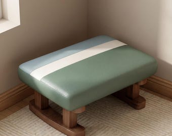 Taburete acolchado tricolor / Otomana baja de piel sintética / Cojín de espuma suave / Patas de madera maciza tipo trineo
