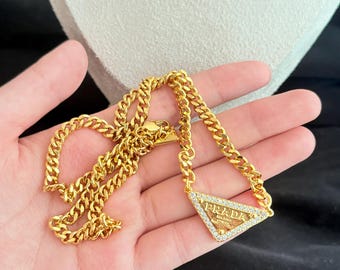 Collana con pendente a triangolo Prada, stile designer, catena dorata, gioiello Y2K, collana di lusso dal design accattivante, regalo per lei