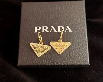 Orecchini pendenti Prada Triangle Gold, stile designer, gioielli di lusso con estetica Y2K, orecchini pendenti minimalisti, regalo di tendenza per lei.