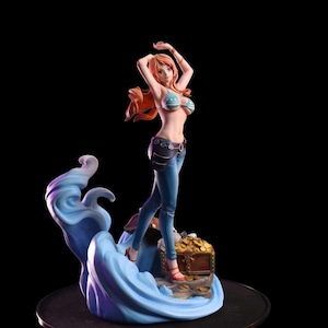 Può includere: Statuetta di una donna con lunghi capelli arancioni, indossa un top bikini a righe blu e bianche e jeans blu. Si trova su una base con un forziere e effetti d'acqua blu. Lo sfondo è nero.