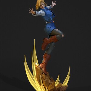 Op de afbeelding: Een dynamisch beeldje van Android 18 uit Dragon Ball Z. De figuur staat in een actiepose, gekleed in een blauw spijkerjasje en rok, met bruine laarzen. De basis heeft een rotsachtig terrein met gele energie-effecten, tegen een donkere achtergrond.