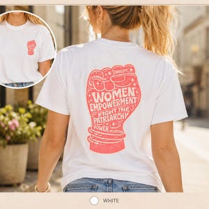 Könnte beinhalten: Ein weißes Kurzarm-T-Shirt mit einer großen korallenfarbenen Grafik auf der Rückseite, die eine erhobene Faust zeigt, welche den Text Women Empowerment, Fight The Patriarchy, Sisterhood, Equality, Power und Unstoppable enthält. Vorne ist eine kleinere Faust.