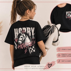 Könnte beinhalten: Schwarzes T-Shirt mit einem Pferdekopfgrafik, Krone und den Worten "Hobby Horse" in einer Used-Optik. Das Shirt hat einen Front- und Backprint. Der Text "Wear Your Story" befindet sich unten.