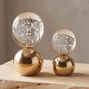 Gouden glazen bollen met luchtbellen op metalen bolvoet, kristal decoratie voor dressoir