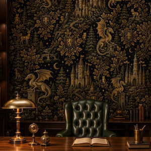 Pode incluir: Uma secretária de madeira escura com uma cadeira de couro verde capitoné, um candeeiro de banqueiro em latão e um globo. As paredes apresentam papel de parede preto com motivos dourados de dragões e castelos. Estantes integradas na parede.