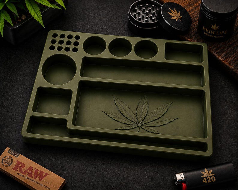 Puede incluir: Bandeja para liar verde oliva con varios compartimentos y un dise&ntilde;o de hoja de cannabis. Incluye un molinillo, un recipiente con el logotipo de una hoja de cannabis y un encendedor con el n&uacute;mero 420.