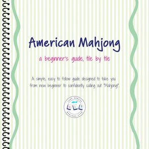 以下が含まれることがあります： American Mahjong: a beginner's guide, tile by tileというタイトルのスパイラル綴じの教本。表紙は薄緑色のストライプの背景に波状の縁取りがあり、テキストと下部にLake Geneva Mahjong Clubの円形ロゴが配置されています。