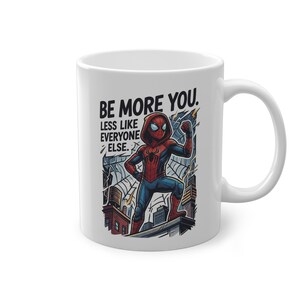 Be More You Less Like Everyone Else Spider Man Tasse 11oz 335ml, Made in Germany, Weiße Keramik Tasse Bild 4