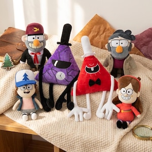 Könnte beinhalten: Eine Sammlung von Plüschfiguren mit Charakteren aus der Zeichentrickserie Gravity Falls. Die Plüschtiere umfassen Charaktere wie Dipper, Mabel und Bill Cipher, mit detaillierten Gesichtszügen und Kleidung. Die Spielzeuge bestehen aus weichen Materialien und sind den Charakteren der Serie nachempfunden.