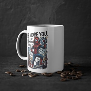 Be More You Less Like Everyone Else Spider Man Tasse 11oz 335ml, Made in Germany, Weiße Keramik Tasse Bild 2