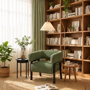 Puede incluir: Un acogedor sal&oacute;n con un sill&oacute;n de pana verde, una alfombra de yute y una l&aacute;mpara de pie con pantalla plisada. En el fondo, una estanter&iacute;a de madera llena de libros y plantas.