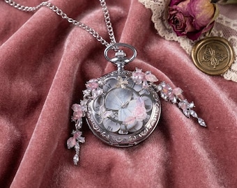 Collana con orologio da tasca a farfalla in seta realizzata a mano | Ciondolo rosa blu vintage francese | Medaglione artistico vittoriano