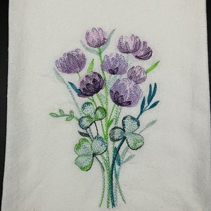 Clover Flour Sack Towel. Machine Embroidered. Spring decor. Farmhouse. Farmhouse decor. Kitchen decor. Hostess gift. Garden