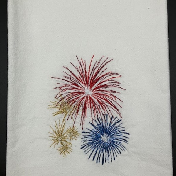 Toalla de tela de saco de harina con diseño patriótico de petardos de verano, ideal para el Día de los Caídos, el 4 de julio o el Día del Trabajo. Bordada a máquina.