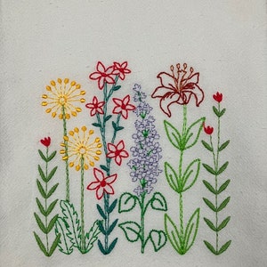 Flowered Flour Sack Towel. Machine Embroidered. Farmhouse decor. Garden decor. Flowers.
