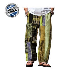 Könnte beinhalten: Weit geschnittene Hose mit Patchwork-Design aus vertikalen Bahnen in Olivgrün, Schwarz und gedämpftem Violett. Die Hose verfügt über einen elastischen Bund, Seitentaschen und ein weites Bein, kombiniert mit einem schlichten weißen T-Shirt.