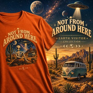 Könnte beinhalten: Ein orangefarbenes T-Shirt mit einer Grafik eines Außerirdischen, der auf einem Felsen in einer Wüstenlandschaft sitzt, zusammen mit einem Van und einem UFO. Der Text lautet NOT FROM AROUND HERE und EARTH VISITOR SINCE. Der Hintergrund zeigt einen Sternenhimmel.