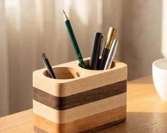 Portalápices de madera de tres fibras, nogal, haya y cerezo. Organizador de escritorio.