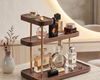 Soporte de exhibición de lujo con forma de escalera de caracol de nogal y bandeja organizadora para joyas y perfumes.