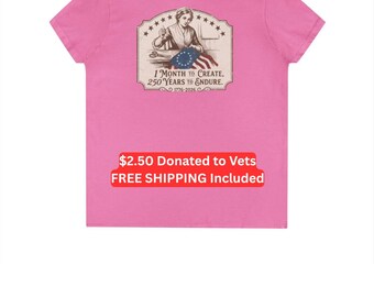 Puede incluir: Una camiseta de color rosa brillante de manga corta con un gráfico en la espalda. El diseño muestra a una persona cosiendo una bandera con trece estrellas, rodeada por el texto 1 MONTH TO CREATE, 250 YEARS TO ENDURE y 1776-2026.