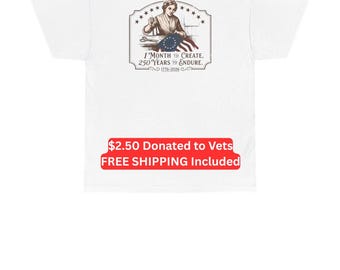 Puede incluir: Una camiseta blanca con un gráfico en la parte posterior. La ilustración muestra a una persona cosiendo una bandera con un círculo de estrellas. El texto dice: 1 MONTH TO CREATE. 250 YEARS TO ENDURE. 1776-2026. El diseño tiene un borde decorativo.