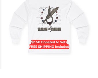 Puede incluir: Una camiseta blanca de manga larga con un gráfico en la parte posterior. El diseño incluye una pluma estilográfica marrón dentro de un lazo, rodeada por un círculo de estrellas rojas y azules, con el texto TREASON AND FREEDOM impreso en negro.