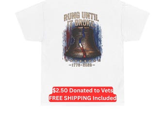 Puede incluir: Una camiseta blanca con un gráfico de una campana de bronce con una grieta vertical. El texto RUNG UNTIL IT BROKE aparece sobre la campana, con 1776-2026 debajo, sobre un fondo desgastado en colores rojo, blanco y azul.