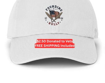 Puede incluir: Una gorra de béisbol blanca con un gráfico central que incluye el texto FOUNDING BULLY, EST 2028, dos plumas cruzadas y una bandera estadounidense circular con trece estrellas. El diseño está impreso en azul marino, rojo y beige.