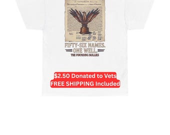 Puede incluir: Una camiseta blanca de manga corta con un gráfico en la parte posterior. El diseño muestra un documento de pergamino con una pluma de águila en un tintero, con el texto "IN CONGRESS", "FIFTY-SIX NAMES. ONE WELL." y "THE FOUNDING BULLIES".