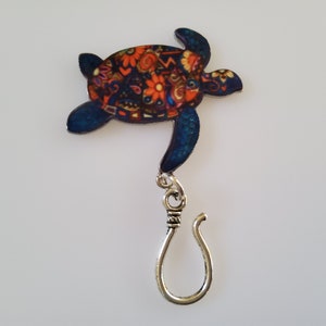 Magnetic Portuguese Knitting Pin - Psychedelic Swimming Sea Turtle