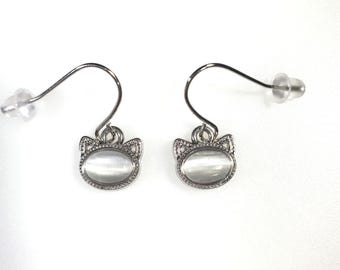 Elegant minimalist tiny cat earrings. Stylish, whimsical, fun. Kitties purr-fection!