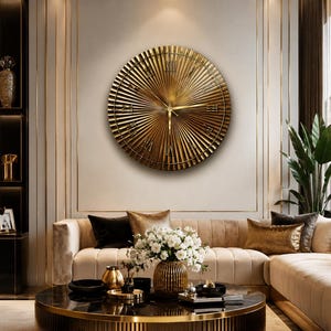 Pode incluir: Um grande relógio de parede redondo dourado com um design de raios de sol. O relógio apresenta algarismos romanos e ponteiros dourados. O relógio está montado numa parede creme numa sala de estar. A sala também inclui um sofá bege, almofadas pretas e douradas e uma mesa de centro.