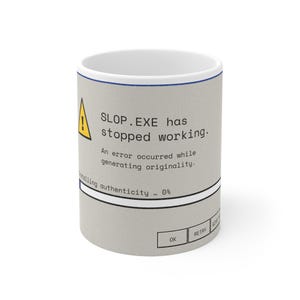 Pode incluir: Uma caneca de cerâmica cinza-claro com um gráfico de mensagem de erro de computador. O texto diz SLOP.EXE has stopped working. An error occurred while generating originality. Installing authenticity... 0%. Inclui botões OK, RETRY e GIVE UP.