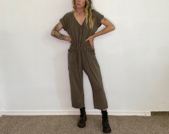 Vintage Modern, Normal Kamali, Jumpsuit, dehnbar Strampler, Kordel binden, Knöpfe, kurzarm, einfach bequem, olivgrün, weich, Geschenk