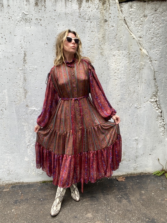 billowy bohemian dress Handmade, Vintage Textiles, Silk Floral, Drawstring Sleeves, Boho, Tiered Ruffles, Oversized, Belted, Summer, Festival, Sustainable Størrelse:6M/68 neck Spaghetti straps 100% goddess Bari Jay Bridesmaid Dress