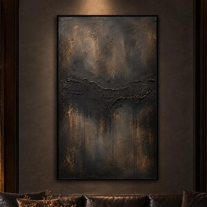 Puede incluir: Una gran pieza de arte mural rectangular que presenta una composición abstracta oscura y texturizada con tonos negros profundos y bronce metálico. La pintura muestra una banda horizontal gruesa de empaste en el centro.