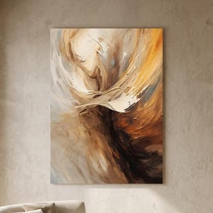 Puede incluir: Una pintura abstracta en tonos cálidos de marrón, beige y dorado cuelga de una pared neutra. Un sofá beige curvo con cojines descansa sobre una alfombra marrón. Una silla moderna con asiento tejido y marco negro está cerca.
