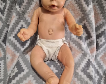 Muñeca bebé niña anatómicamente correcta.