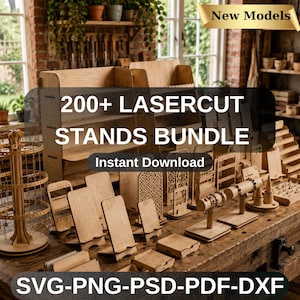 Puede incluir: Una colección de soportes de madera cortados con láser, incluyendo expositores, soportes para teléfonos y expositores de joyas. La imagen presenta el texto "200+ LASERCUT STANDS BUNDLE" y "Instant Download". Los soportes están sobre una superficie de madera.
