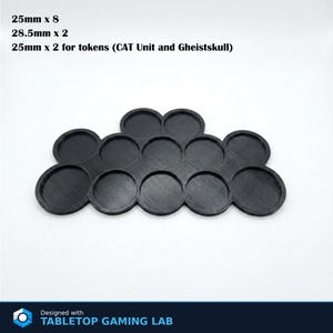 Puede incluir: Una unidad de juego de mesa negra con m&uacute;ltiples ranuras circulares. La unidad tiene las siguientes dimensiones: 25 mm x 8, 28,5 mm x 2 y 25 mm x 2 para fichas (CAT Unit y Gheistskull). El texto "TABLETOP GAMING LAB" es visible.