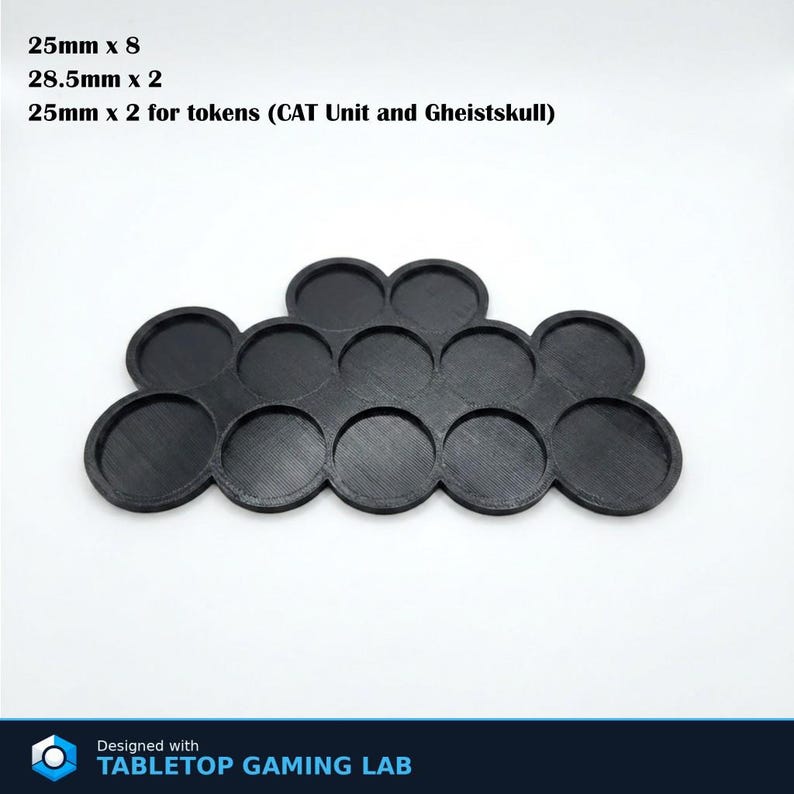 Puede incluir: Una unidad de juego de mesa negra con m&uacute;ltiples ranuras circulares. La unidad tiene las siguientes dimensiones: 25 mm x 8, 28,5 mm x 2 y 25 mm x 2 para fichas (CAT Unit y Gheistskull). El texto "TABLETOP GAMING LAB" es visible.