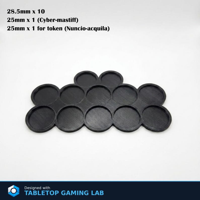 Puede incluir: Base de juego de mesa de pl&aacute;stico negro con 12 ranuras circulares. La base est&aacute; dise&ntilde;ada para sujetar miniaturas y fichas. El texto de la imagen dice: 28,5 mm x 10, 25 mm x 1 (Cyber-mastiff), 25 mm x 1 para ficha (Nuncio-acquila). Dise&ntilde;ado con TABLETOP GAMING LAB.
