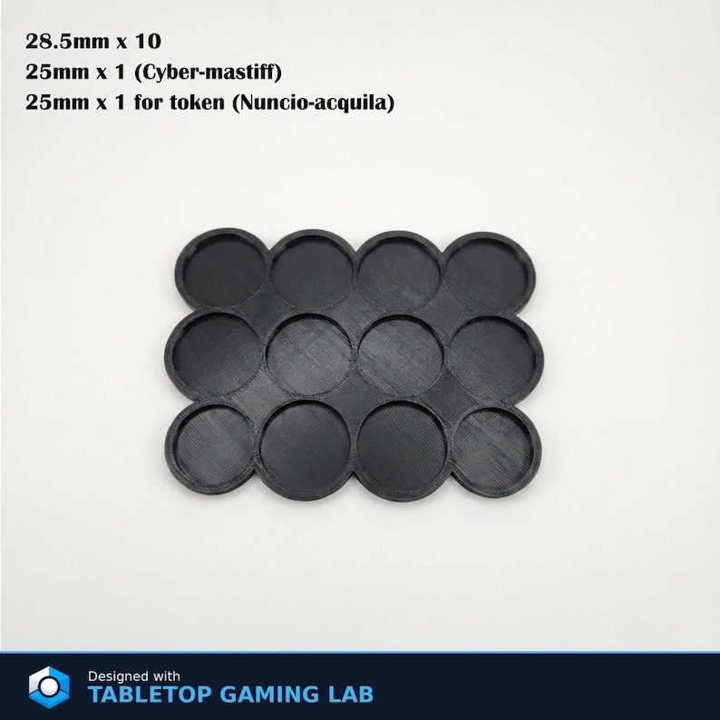 Puede incluir: Base de juego de mesa de pl&aacute;stico negro con 12 ranuras circulares. La base est&aacute; dise&ntilde;ada para contener miniaturas y fichas. El texto de la imagen dice: 28,5 mm x 10, 25 mm x 1 (Cyber-mastiff), 25 mm x 1 para ficha (Nuncio-acquila). Dise&ntilde;ado con TABLETOP GAMING LAB.